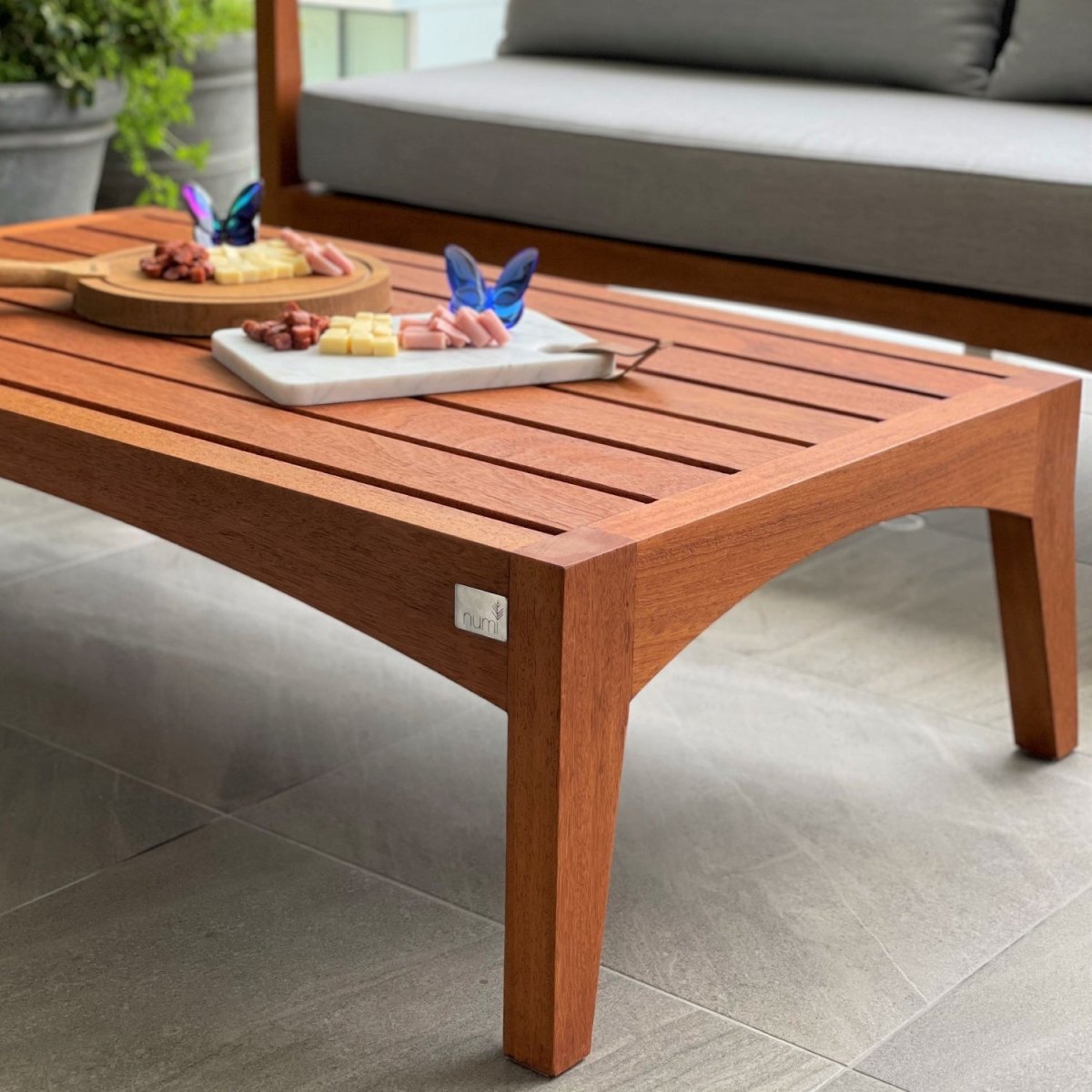Mesa de Centro Nella de madera NUMI, diseño liviano y elegante para terraza