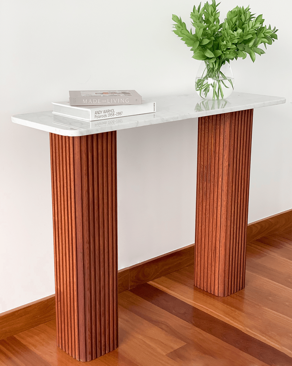 Consola Bianca NUMI, diseño contemporáneo de madera y mármol