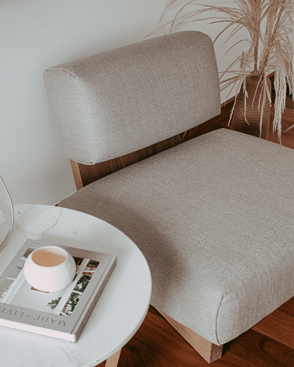 Sillón Malina de NUMI Furniture con tela europea antimanchas y diseño de máximo confort.