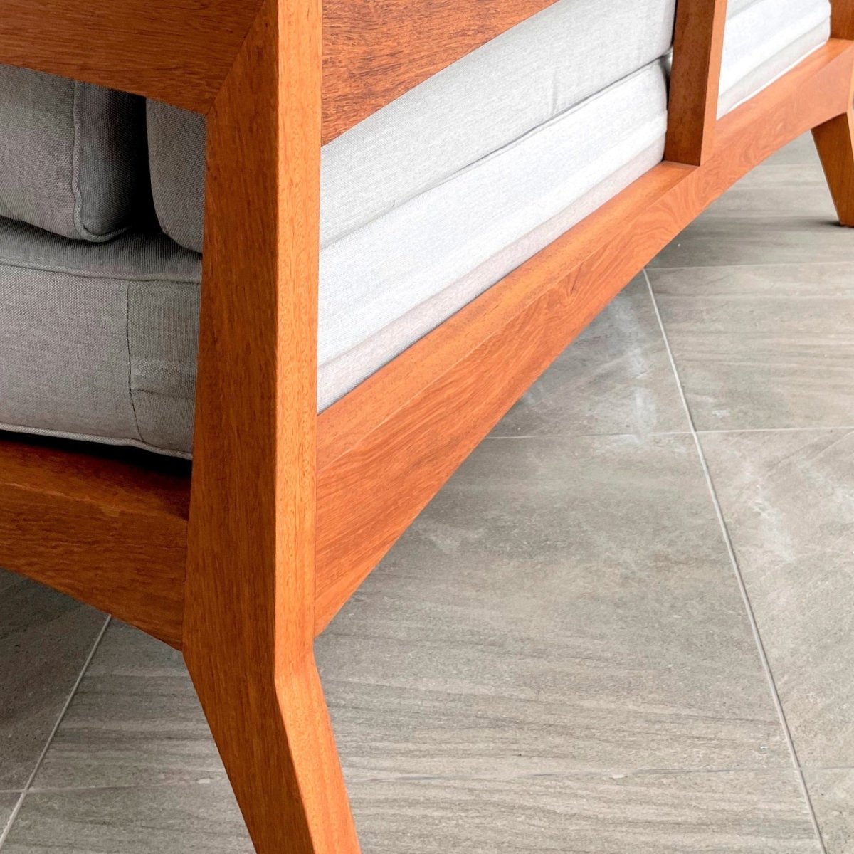 Detalle del diseño y material del Sofá de 2 Cuerpos Nella terraza NUMI