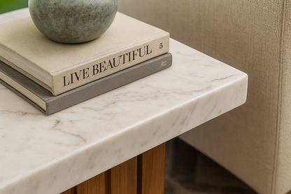 Detalle de mesa de centro Gia con tablero de mármol y base de madera NUMI