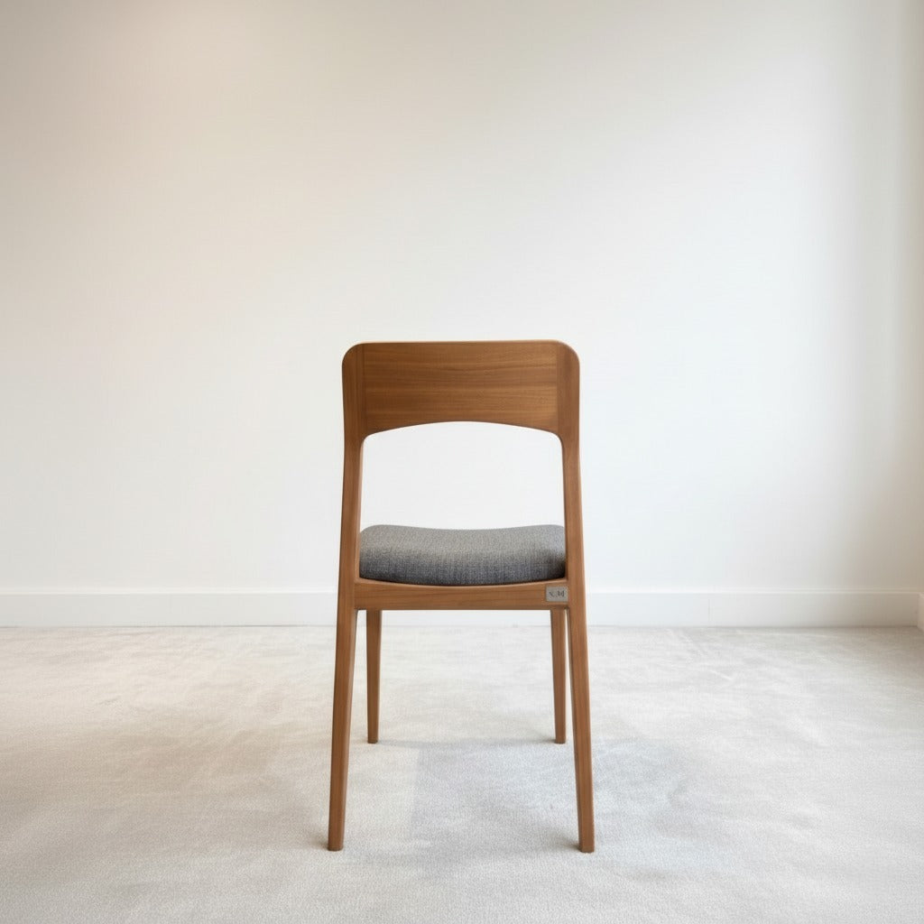 Vista posterior de la silla de comedor Lume en madera natural NUMI