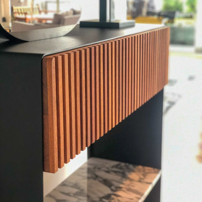 Detalle del diseño y material de la Consola Creta NUMI