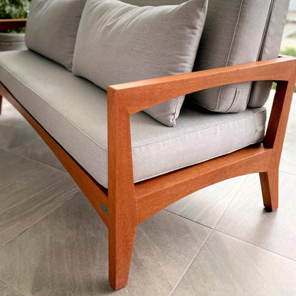 Sofá de 2 Cuerpos Nella de madera NUMI, diseño liviano y elegante para terraza